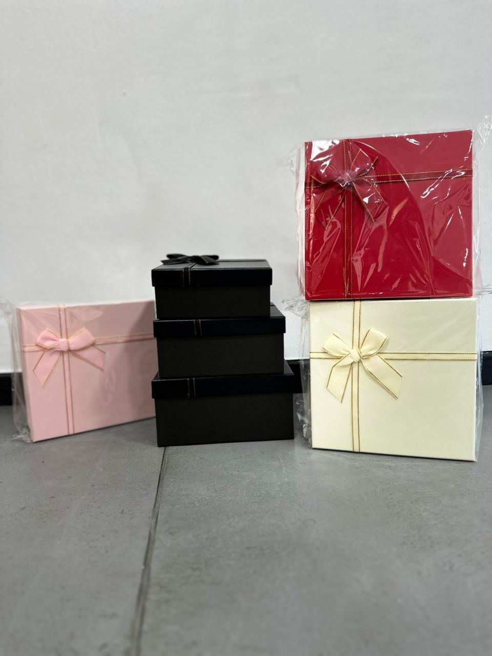 Set de 3 cajas de regalo cuadradas 19x19x9.5 17x17x8 15x15x6.5cm. F3988