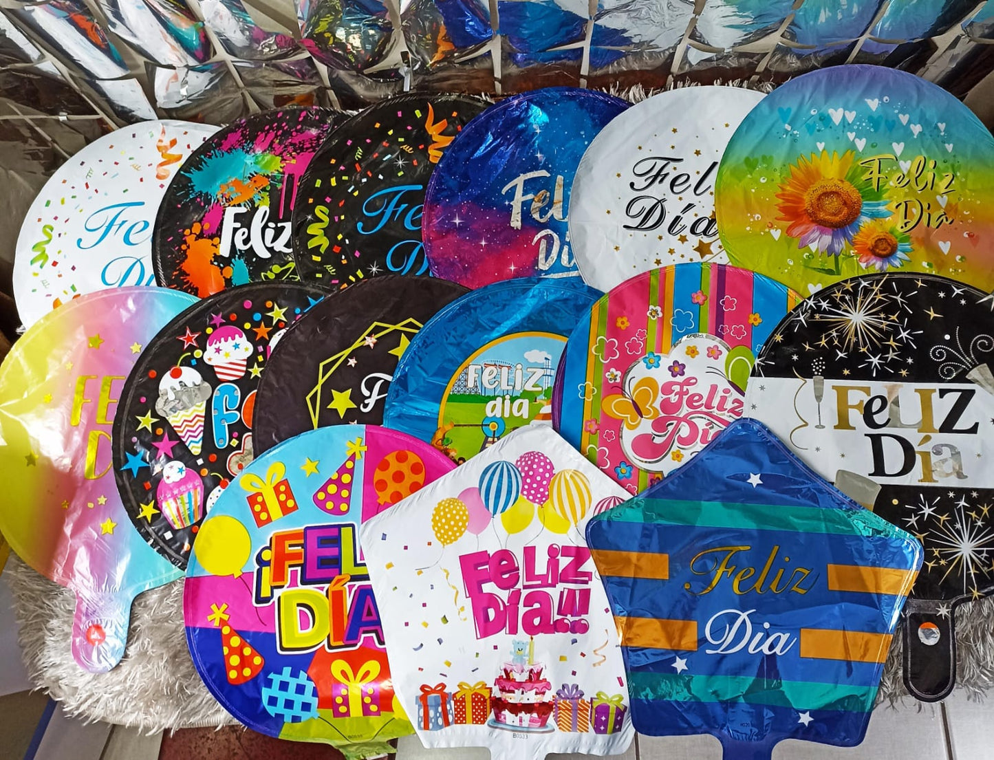 Paq. 10 globos 10" Feliz Día con portaglobos pequeños. GA10