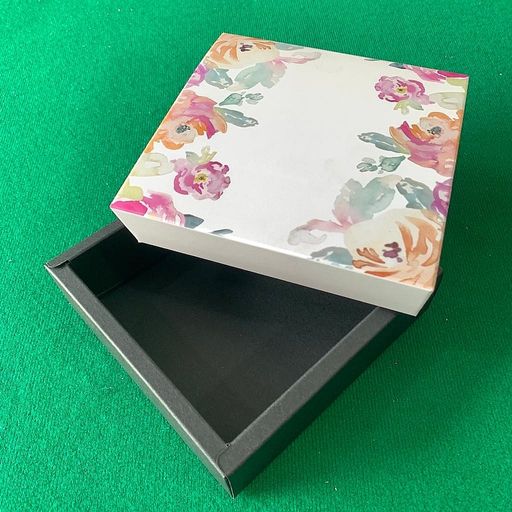 Caja de regalo armable con diseño 13x13x4cm. J223