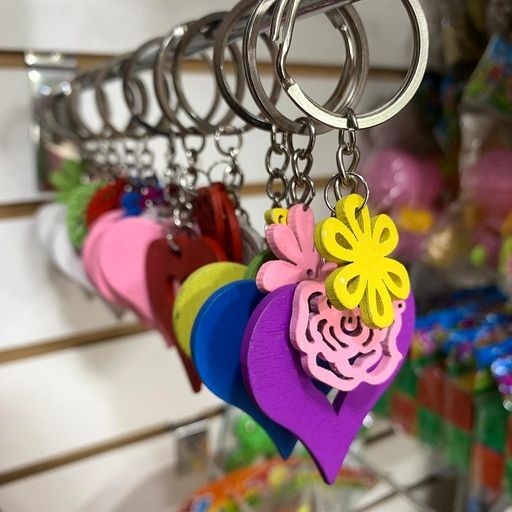 Llavero de madera en forma de corazón y flores. LY345